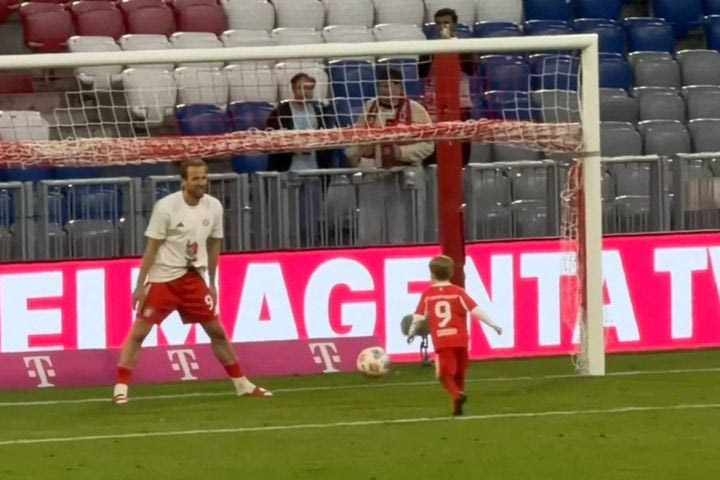 Μπάγερν: Ο Χάρι Κέιν πανηγύρισε τον τίτλο παίζοντας μπάλα με τον γιο του και έκλεψε τις εντυπώσεις